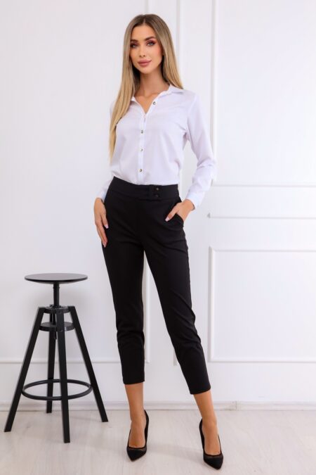 Az Avantgard Collection HELLY női fehér ing felcsatolható ujjakkal, amely könnyed eleganciát biztosít és magabiztosságot sugároz bármilyen eseményen.