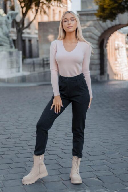 A sötétszürke színű, elasztikus punto Magenta FELLA női nadrág nem csak kényelmes és stílusos, de egyben nőies és ízléses viselet is a hűvös téli napokra.