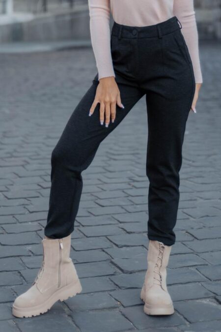 A sötétszürke Magenta FELLA női nadrág gombos és zippzáras záródású, övbújtatós derékrésszel ellátott modell, mely divatos, modern és praktikus viselet.