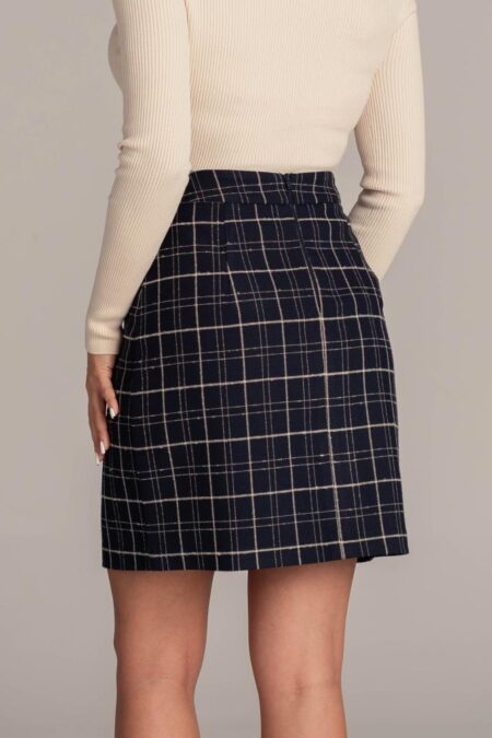 A sötétkék színű Magenta LISSA mintás szoknya márkajelzéssel, elegáns gombokkal és kényelmes cipzáras hátmegoldással válik igazán különleges és nőies darabbá.