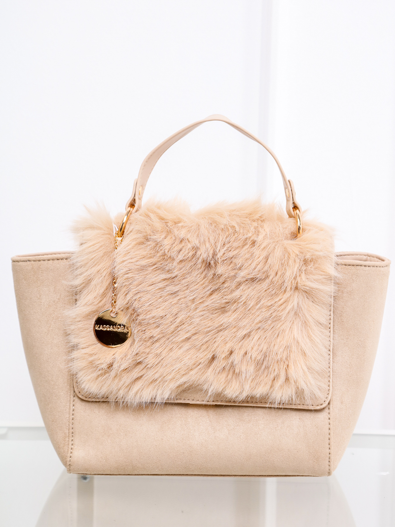 A bézs színű CASSY elegáns szőrmés női kézi táska az elegáns designnak és az ECO-velúr anyagának köszönhetően modern megjelenést kölcsönöz minden nőnek.
