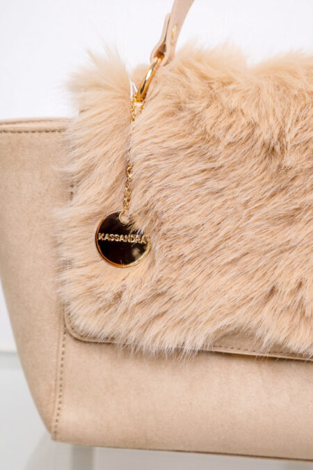 A bézs színű, egyedi CASSY elegáns szőrmés női kézi táska az ECO-velúr hatású bőr anyagának köszönhetően tartós és környezetbarát választás mindenkinek.