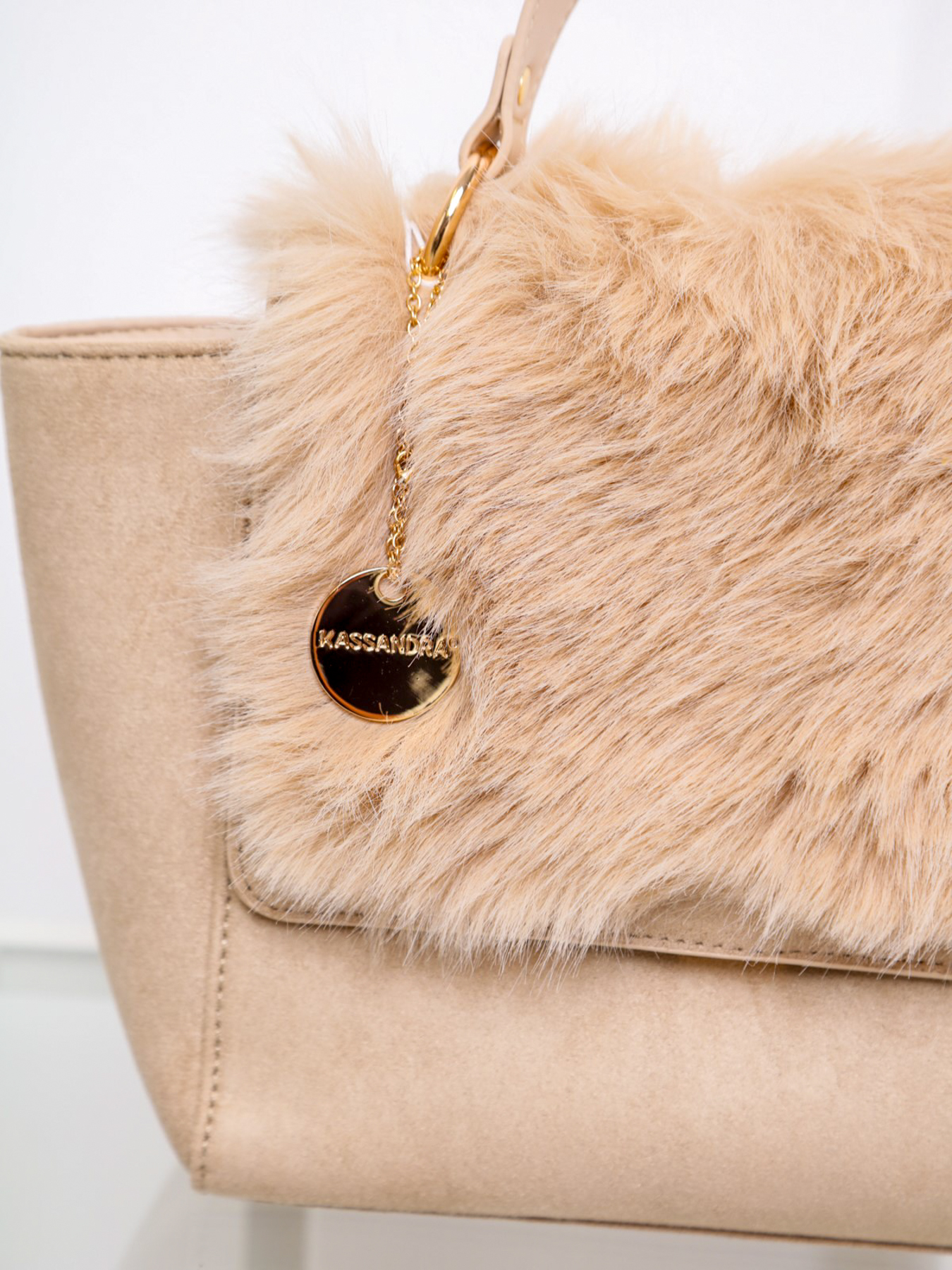 A bézs színű, egyedi CASSY elegáns szőrmés női kézi táska az ECO-velúr hatású bőr anyagának köszönhetően tartós és környezetbarát választás mindenkinek.