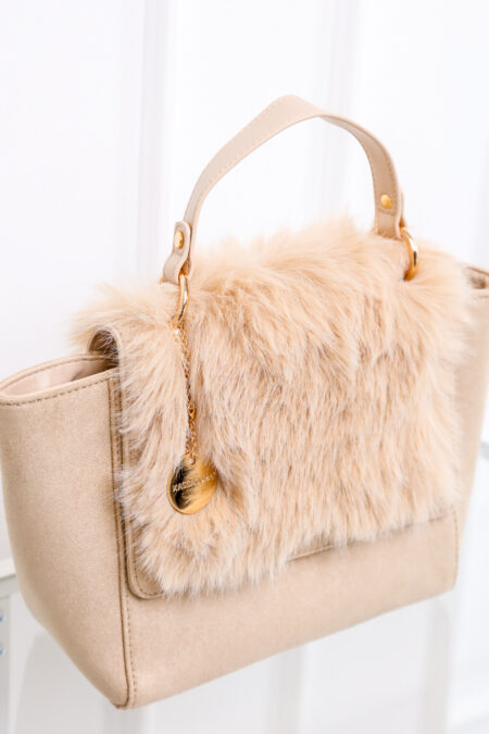 A bézs színű, egyedi CASSY elegáns szőrmés női kézi táska a praktikus patentos záródás és kézi-válltáska funkciónak hála minden eseményre ideális választás.