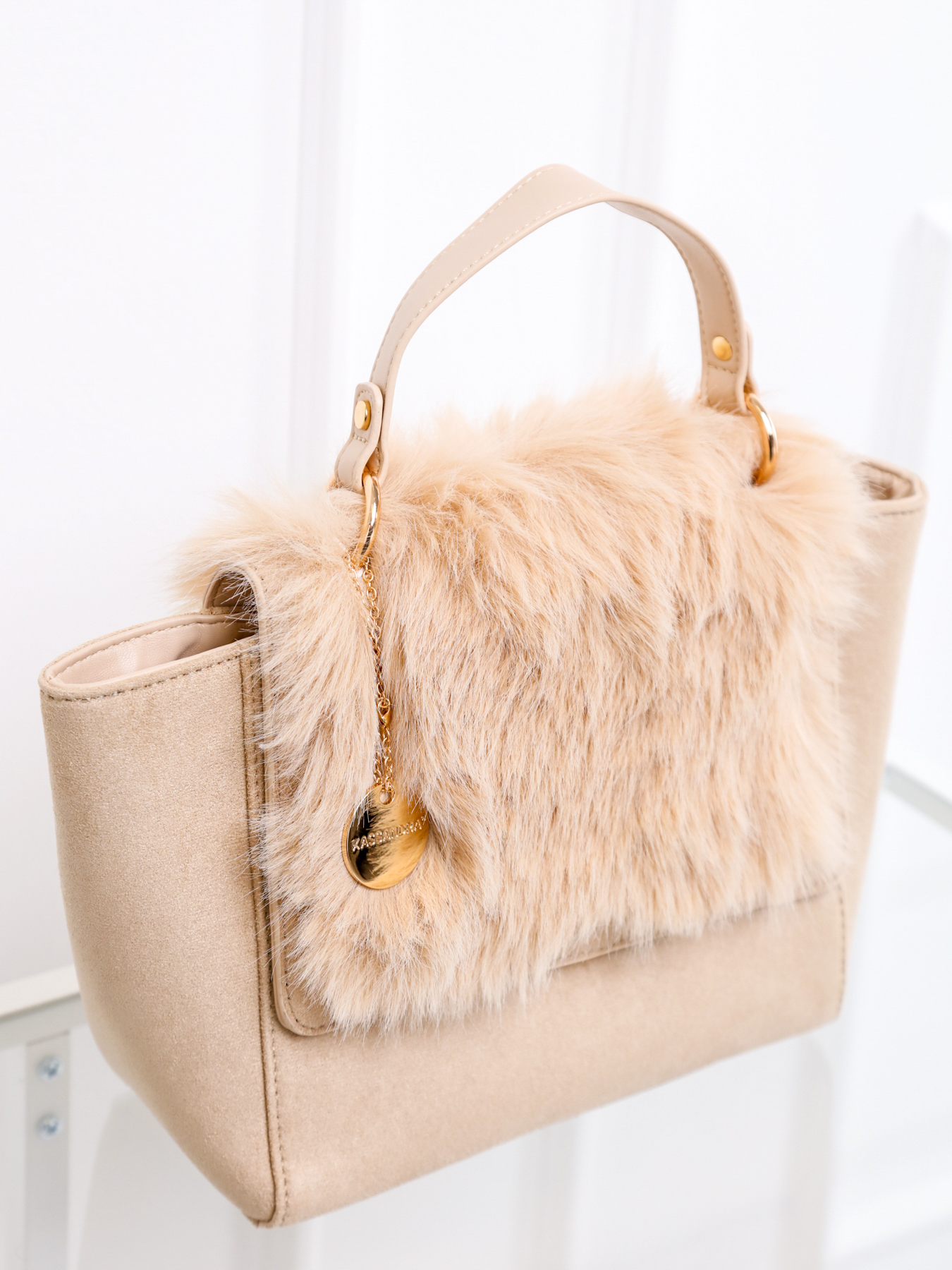 A bézs színű, egyedi CASSY elegáns szőrmés női kézi táska a praktikus patentos záródás és kézi-válltáska funkciónak hála minden eseményre ideális választás.