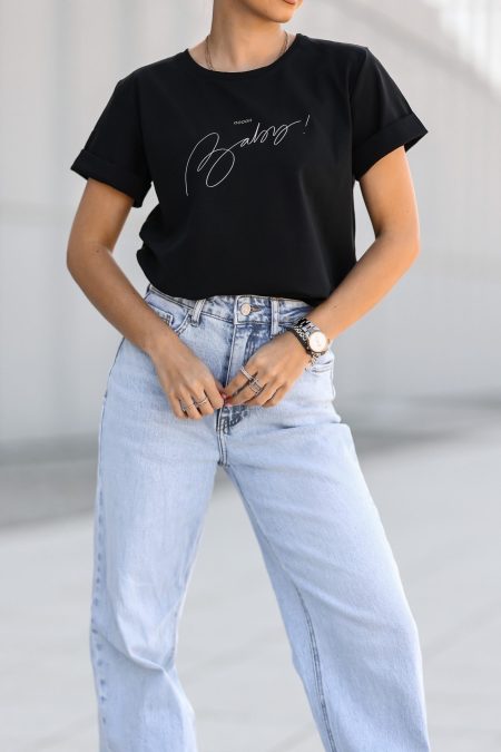 A fekete színű kényelmes, prémium minőségű ERICA Baby feliratos tavaszi rövid ujjú női pamut póló elasztikus anyaggal és fiatalos designnal a laza megjelenésért.