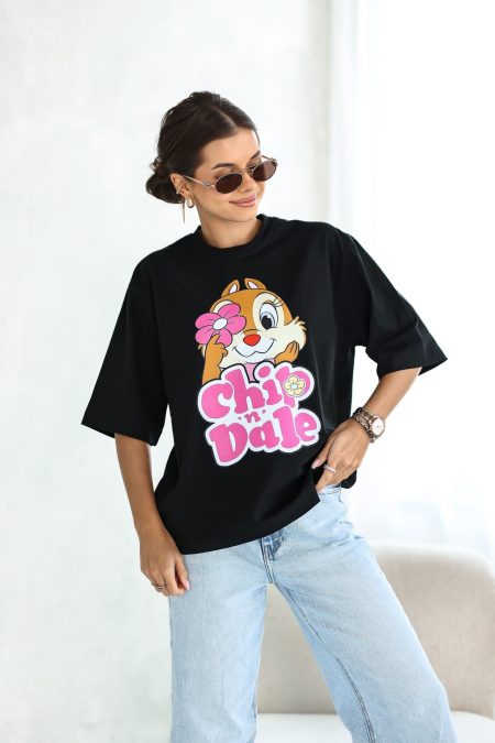 A fekete színű, vidám és divatos ENISA Chip and Dale rövid ujjú női póló könnyed tavaszi, nyári viselet! Over Size női modell, amely bármely alkaton jól mutat!