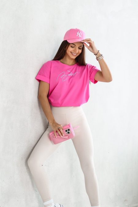 A rózsaszínű kényelmes, prémium minőségű ERICA Baby feliratos tavaszi rövid ujjú női pamut póló elasztikus anyaggal és fiatalos designnal a laza megjelenésért.