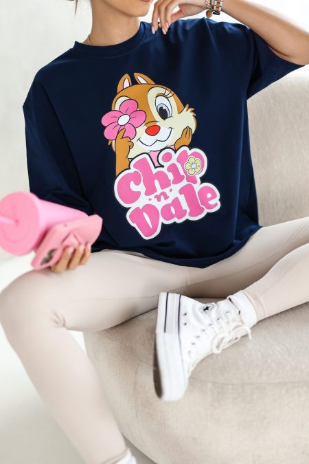 A sötétkék színű, vidám és stílusos ENISA Chip and Dale rövid ujjú tavaszi női póló elasztikus pamut anyagból készült, kényelmes és egyben igazi csajos modell.