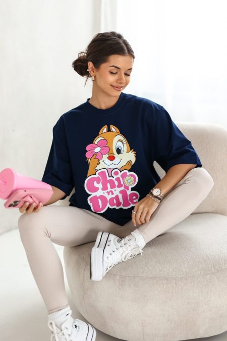 A sötétkék színű, vidám és divatos ENISA Chip and Dale rövid ujjú női póló könnyed tavaszi, nyári viselet! Over Size női modell, amely bármely alkaton jól mutat