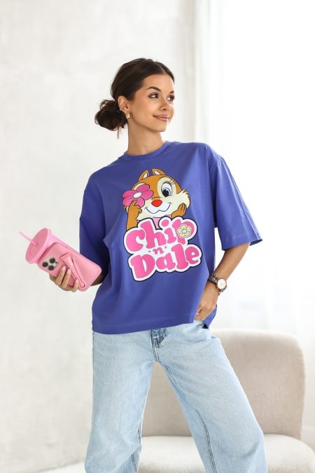 A lila színű, vidám és stílusos ENISA Chip and Dale rövid ujjú tavaszi női póló elasztikus pamut anyagból készült, kényelmes és egyben igazi csajos modell.