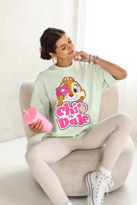 A fehér színű, vidám és divatos ENISA Chip and Dale rövid ujjú női póló könnyed tavaszi, nyári viselet! Over Size női modell, amely bármely alkaton jól mutat!