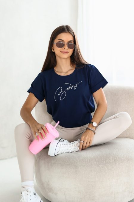 A kék színű ERICA Baby feliratos tavaszi rövid ujjú női pamut póló tavaszi modell, rugalmas pamutból garantálva a kényelmet és a divatos megjelenést.