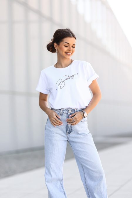 A fehér színű ERICA Baby feliratos tavaszi rövid ujjú női pamut póló tavaszi modell, rugalmas pamutból garantálva a kényelmet és a divatos megjelenést.