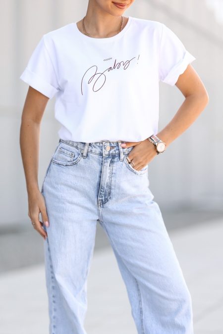 A fehér színű, prémium minőségű ERICA Baby feliratos tavaszi rövid ujjú női pamut póló elasztikus anyaggal és fiatalos designnal a laza megjelenésért.