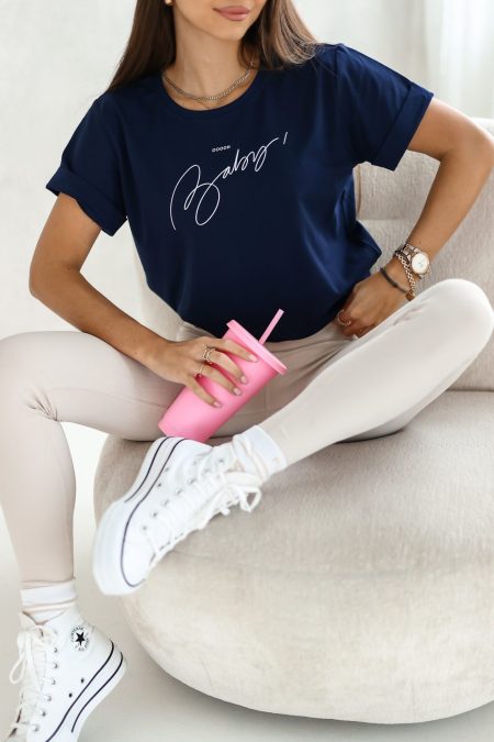 A kék színű ERICA Baby feliratos tavaszi rövid ujjú női pamut póló tavaszi modell, rugalmas pamutból garantálva a kényelmet és a divatos megjelenést.