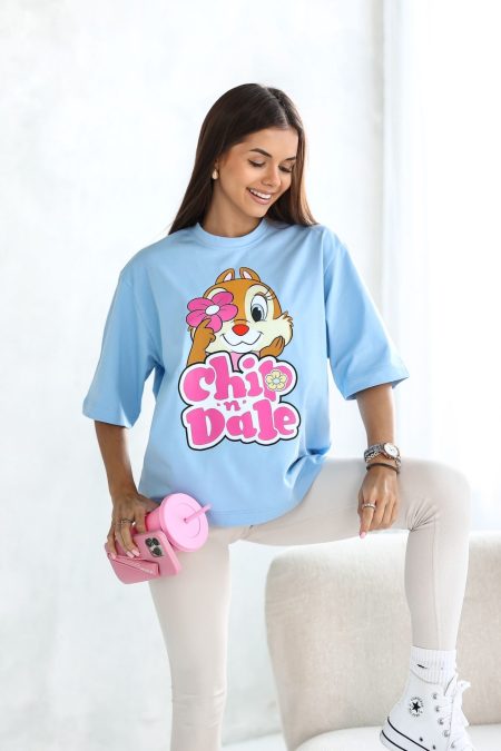 A világoskék színű, vidám és divatos ENISA Chip and Dale rövid ujjú női póló könnyed tavaszi, nyári viselet! Over Size női modell mely bármely alkaton jól mutat