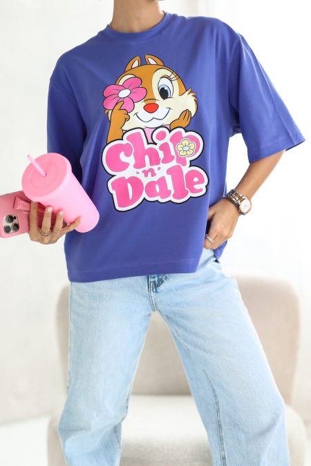 A lila színű, vidám és divatos ENISA Chip and Dale rövid ujjú női póló könnyed tavaszi, nyári viselet! Over Size női modell, amely bármely alkaton jól mutat.