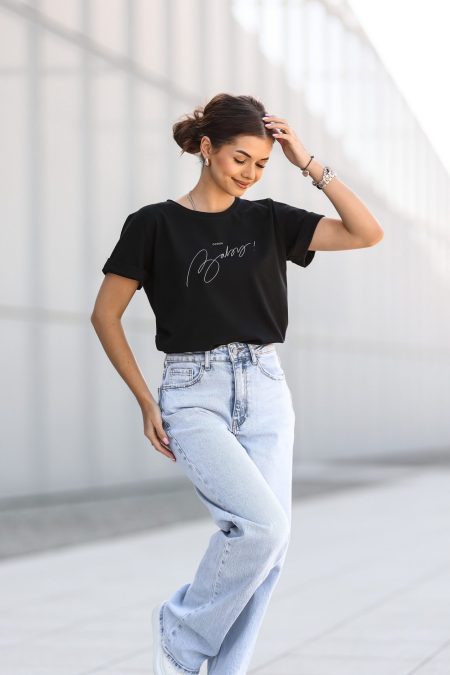 A fekete színű, prémium minőségű ERICA Baby feliratos tavaszi rövid ujjú női pamut póló elasztikus anyaggal és fiatalos designnal a laza megjelenésért.