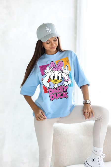 A kék színű ENOLA Daisy Duck női tavaszi rövid ujjú póló rugalmas pamutból készült, hogy viselője mindig kényelmes és divatos maradjon. Vidám és stílusos!