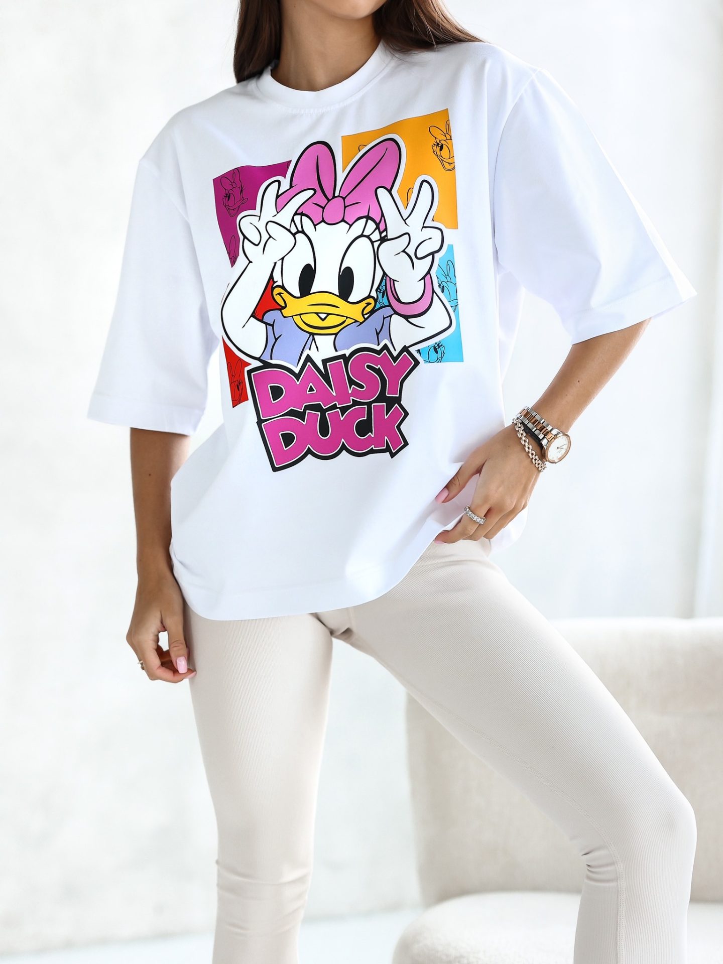 Dobd fel a tavaszi szetted a fehér színű ENOLA Daisy Duck női tavaszi rövid ujjú pólóval! Kényelmes, puha pamut anyaga tökéletes választás a mindennapokra.