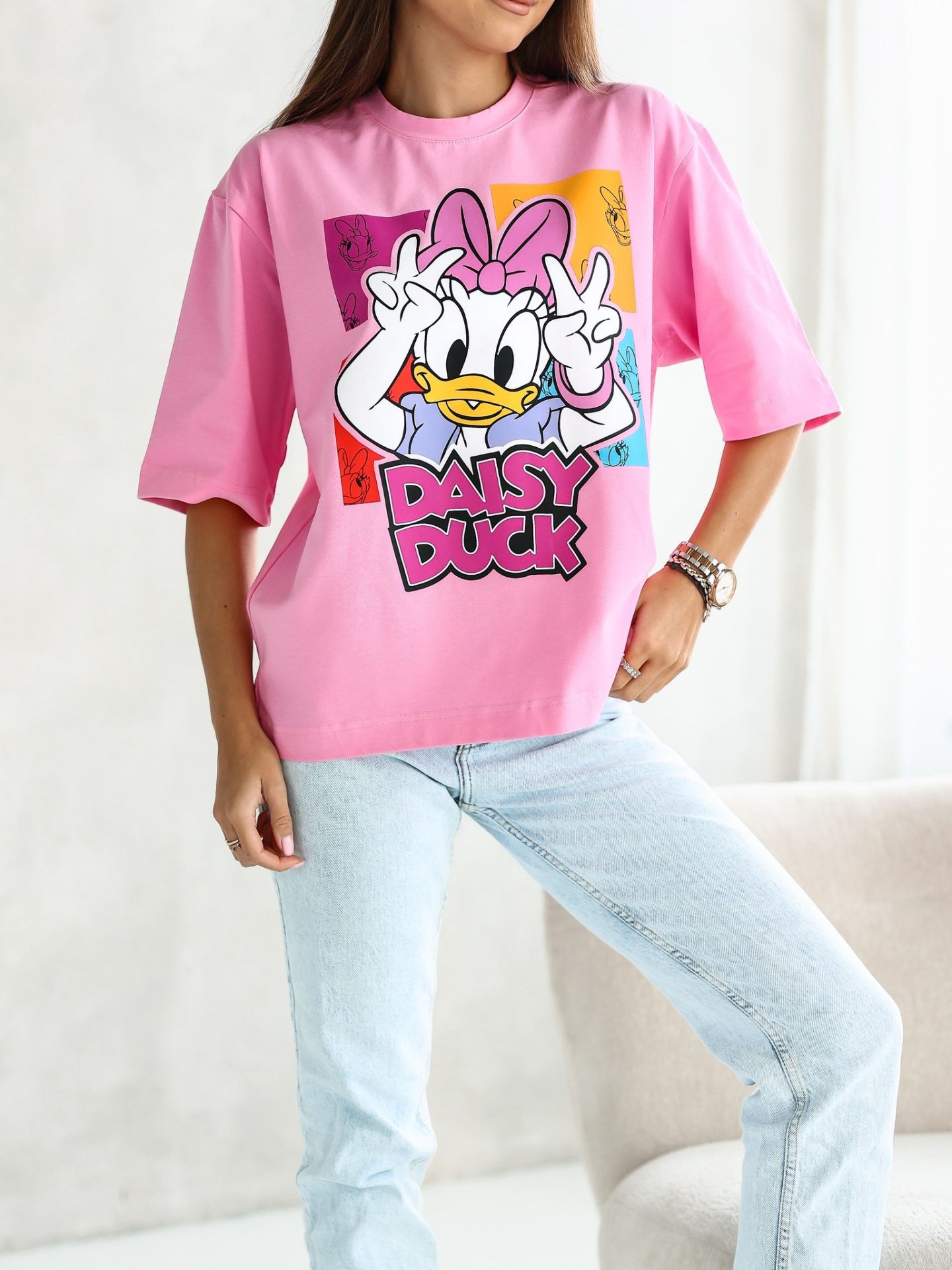 Dobd fel a tavaszi szetted a rózsaszínű ENOLA Daisy Duck női tavaszi rövid ujjú pólóval! Kényelmes, puha pamut anyaga tökéletes választás a mindennapokra.
