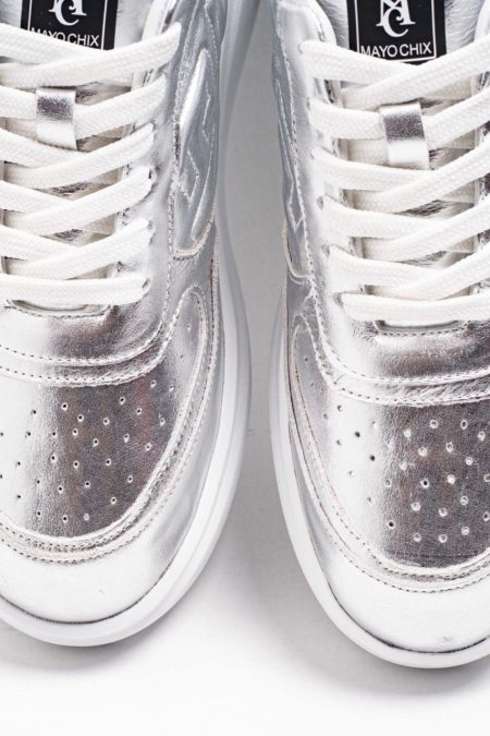 A fehér színű, divatos és ízléses Mayo Chix ELILY tavaszi női eredeti bőr cipőt az egyedi Mayo Chix márkajelzések teszik igazán különlegessé és nőiessé.