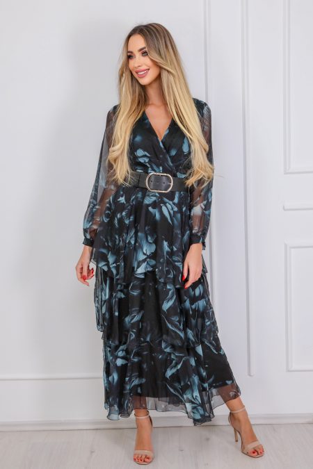 A nőies és egyedi KARINA elegáns női maxi ruha elegáns muszlin anyaga és kék mintázata különleges megjelenést biztosít viselőjének bármilyen eseményen.