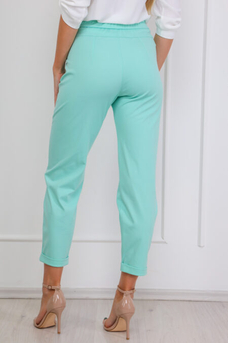 A menta színű ABIGÉL elegáns nyári női nadrág elasztikus pamutkeverék anyagból készült, így egész nap kényelmes viseletet biztosít a melegebb napokon is.
