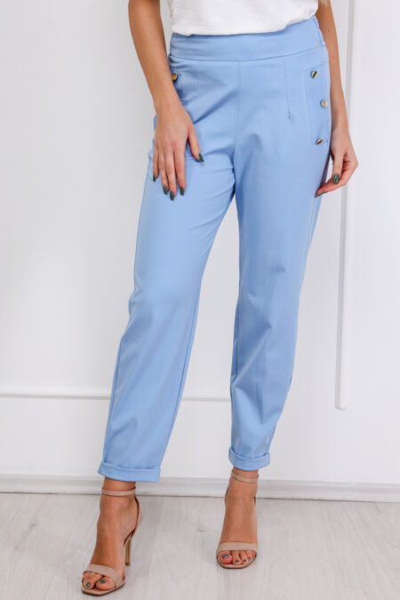 avantgard_collection_elegans_noi_nadrag_nyar_2025_A babakék ABIGÉL elegáns nyári női nadrágot elegáns, nőies szabásvonal jellemzi, mely kiemeli az alakot így tökéletes választás irodába vagy városi sétához.