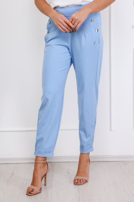 A babakék színű ABIGÉL elegáns nyári női nadrág hátul gumírozott dereka tökéletesen illeszkedik viselőjére, miközben a teljes mozgásszabadságot is biztosítja.