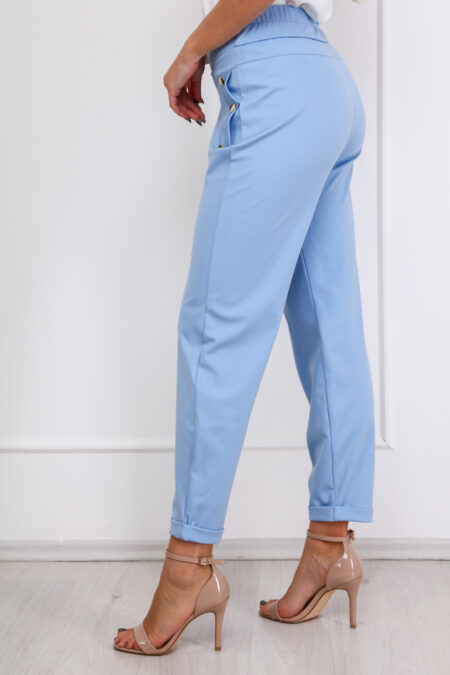 A babakék ABIGÉL elegáns nyári női nadrág boka felett szűkülő szabása modern megjelenést nyújt és kiemeli a lábak vonalát, így kihangsúlyozva a nőies vonásokat.