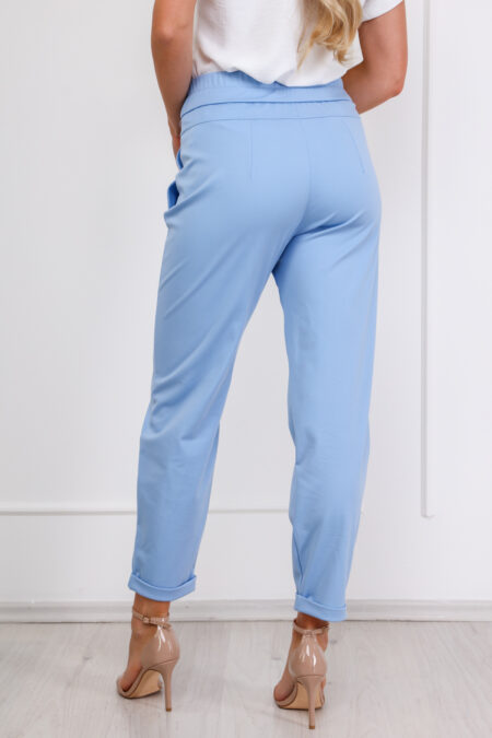 A babakék színű ABIGÉL elegáns nyári női nadrág finom arany színű szegecsekkel díszített modell, amely elegáns és kényelmes megjelenést nyújt viselőjének.