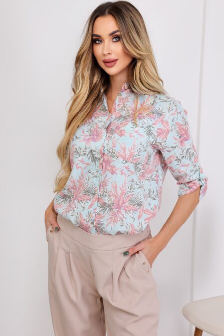 A színes virágmintás KIRA tavaszi női elegáns ing ideális választás munkába, randira vagy tavaszi sétákhoz – minden alkalomra elegáns megjelenést nyújt.