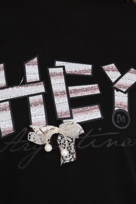 A bézs színű DORINA női tavaszi pamut felső könnyed darab, amely farmerrel vagy rövidnadrággal egyaránt remekül mutat, miközben divatossá varázsolja viselőjét.