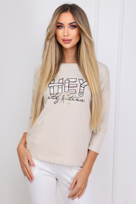 A divatos, bézs színű DORINA női tavaszi pamut felső ideális választás mindazoknak, akik a nőies darabokban is a természetességet és a kényelmet keresik.