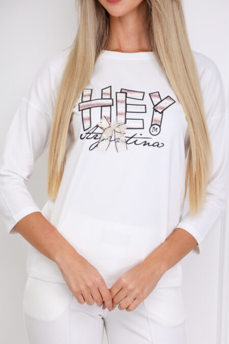 A fehér színű, divatos DORINA női tavaszi pamut felső légies, nyárias fazonú darab, mely nemcsak kényelmes, de divatos és nőies darabja is egyben a gardróbnak.