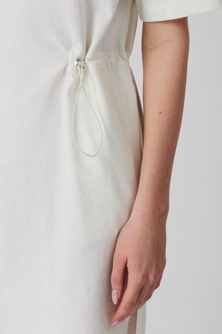 2025_nyar_RETRO_JEANS_avantgard_collection__noi_feher_poloruha_LEONA