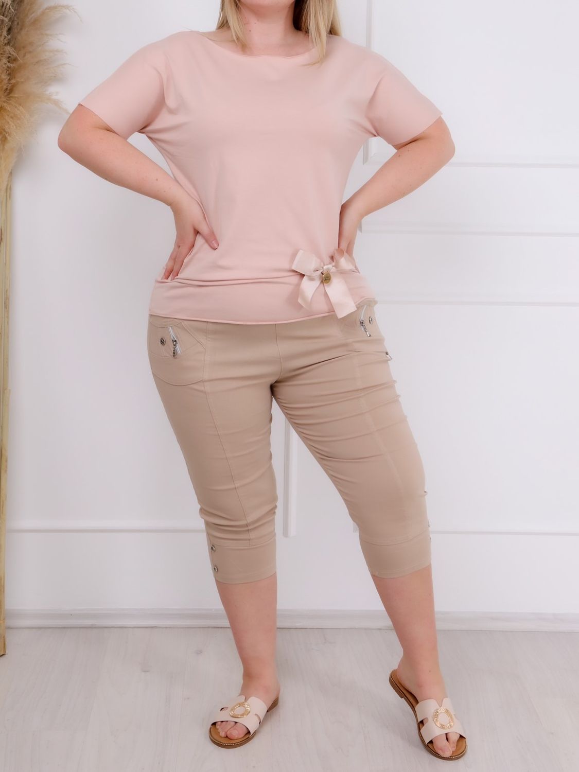 A klasszikus, bézs színű ANA elegáns PLUS SIZE női caprinadrág elegáns vonalvezetéssel, amely minden alkatot előnyösen formál és kiemeli a női idomokat.