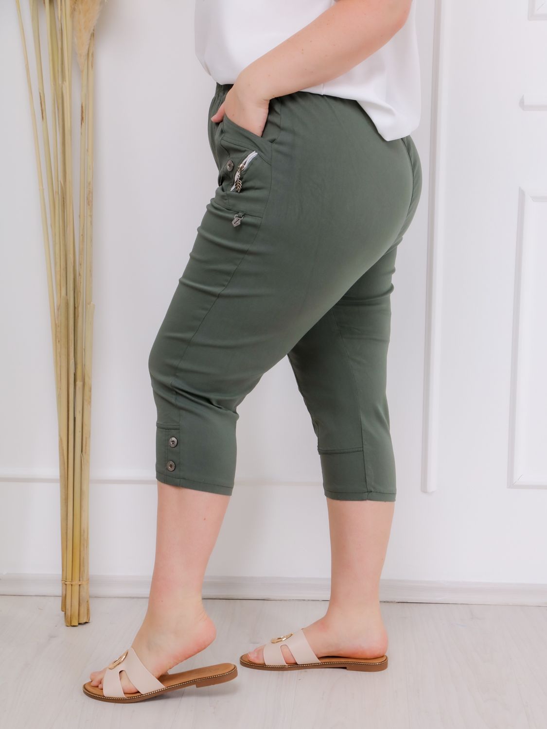 avantgard_cA klasszikus, zöld színű ANA elegáns PLUS SIZE női caprinadrág elegáns vonalvezetéssel, amely minden alkatot előnyösen formál és kiemeli a női idomokat.ollection_PLUSSIZE_NOI_NADRAG_capri_nyar_2025_