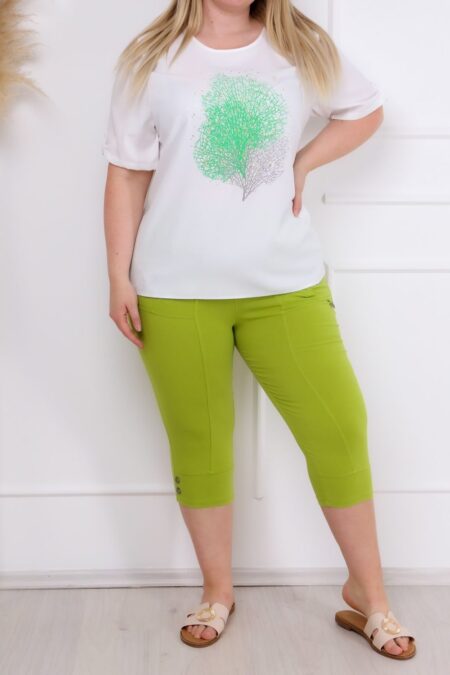 A klasszikus, lime zöld színű ANA elegáns PLUS SIZE női caprinadrág elegáns vonalvezetéssel, amely minden alkatot előnyösen formál és kiemeli a női idomokat.