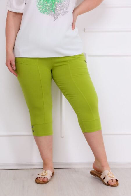 A lime zöld színű, divatos ANA elegáns PLUS SIZE női caprinadrág frissességet és eleganciát hoz a megjelenésedbe – tökéletes választás a melegebb napokra.