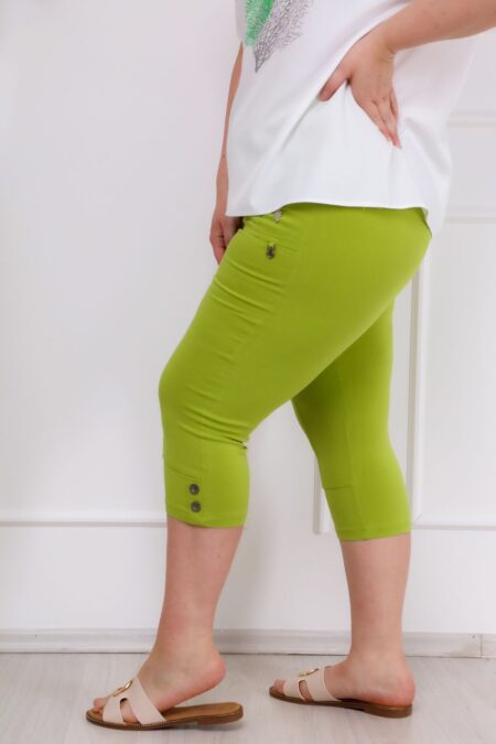 Az elegáns, lime zöld ANA elegáns PLUS SIZE női caprinadrág magas derékkal és praktikus zsebekkel, amely minden alkatnak nőies és magabiztos megjelenést nyújt!