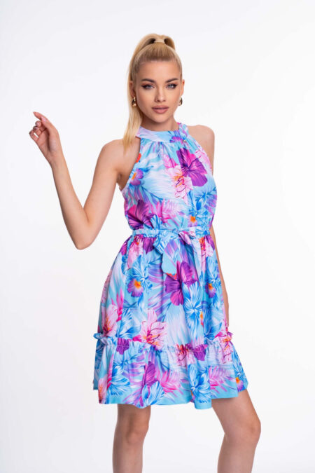 A világoskék Mayo Chix ABIGAIL nyári mintás kis női ruha gumis derékkal és gombos nyakrész-záródással ideális választás a hétköznapokra és nyaralásokra is!