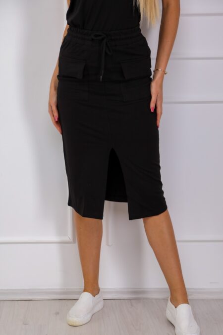A fekete, zsebekkel díszített ALEXIA kényelmes, zsebes pamut szoknya ideális választás, ha kényelmes, mégis nőies megjelenésre vágysz a nyári hétköznapokon. .