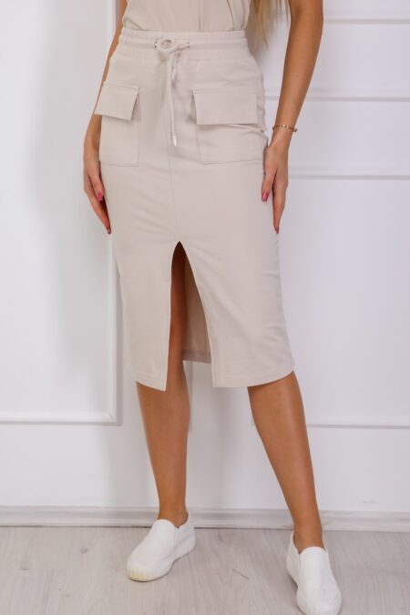 A bézs, zsebekkel díszített ALEXIA kényelmes, zsebes pamut szoknya ideális választás, ha kényelmes, mégis nőies megjelenésre vágysz a nyári hétköznapokon. .