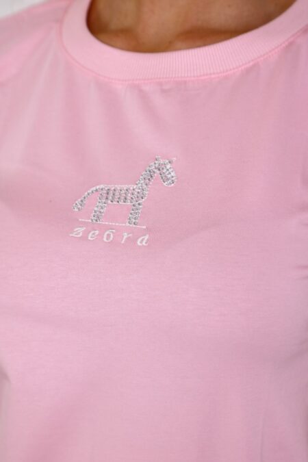 A rózsaszínű ZEBRA pamut nyári női felső kényelmes, puha tapintású pamut felső hímzett és strasszos zebradísszel – tökéletes választás stílusos nyári napokra.