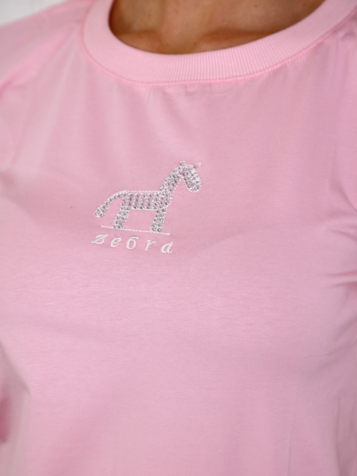 A rózsaszínű ZEBRA pamut nyári női felső kényelmes, puha tapintású pamut felső hímzett és strasszos zebradísszel – tökéletes választás stílusos nyári napokra.