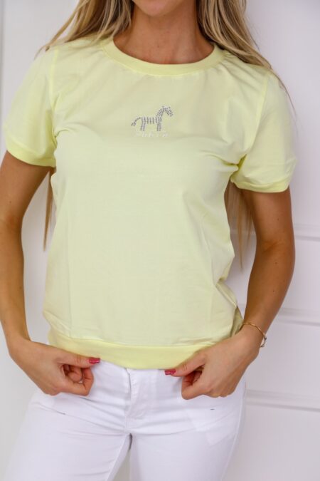 A sárga színű, lezser szabású ZEBRA pamut nyári női felső különleges ZEBRA mintával és kötött passzéval – ötvözi a kényelmet a divattal a meleg napokra.