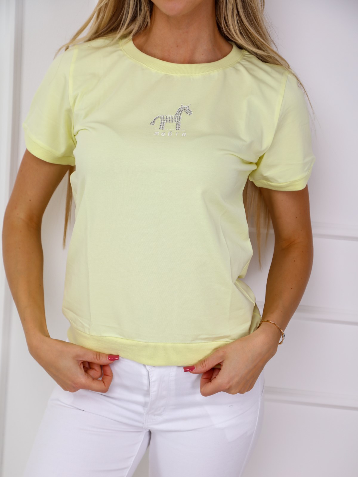 A sárga színű, lezser szabású ZEBRA pamut nyári női felső különleges ZEBRA mintával és kötött passzéval – ötvözi a kényelmet a divattal a meleg napokra.